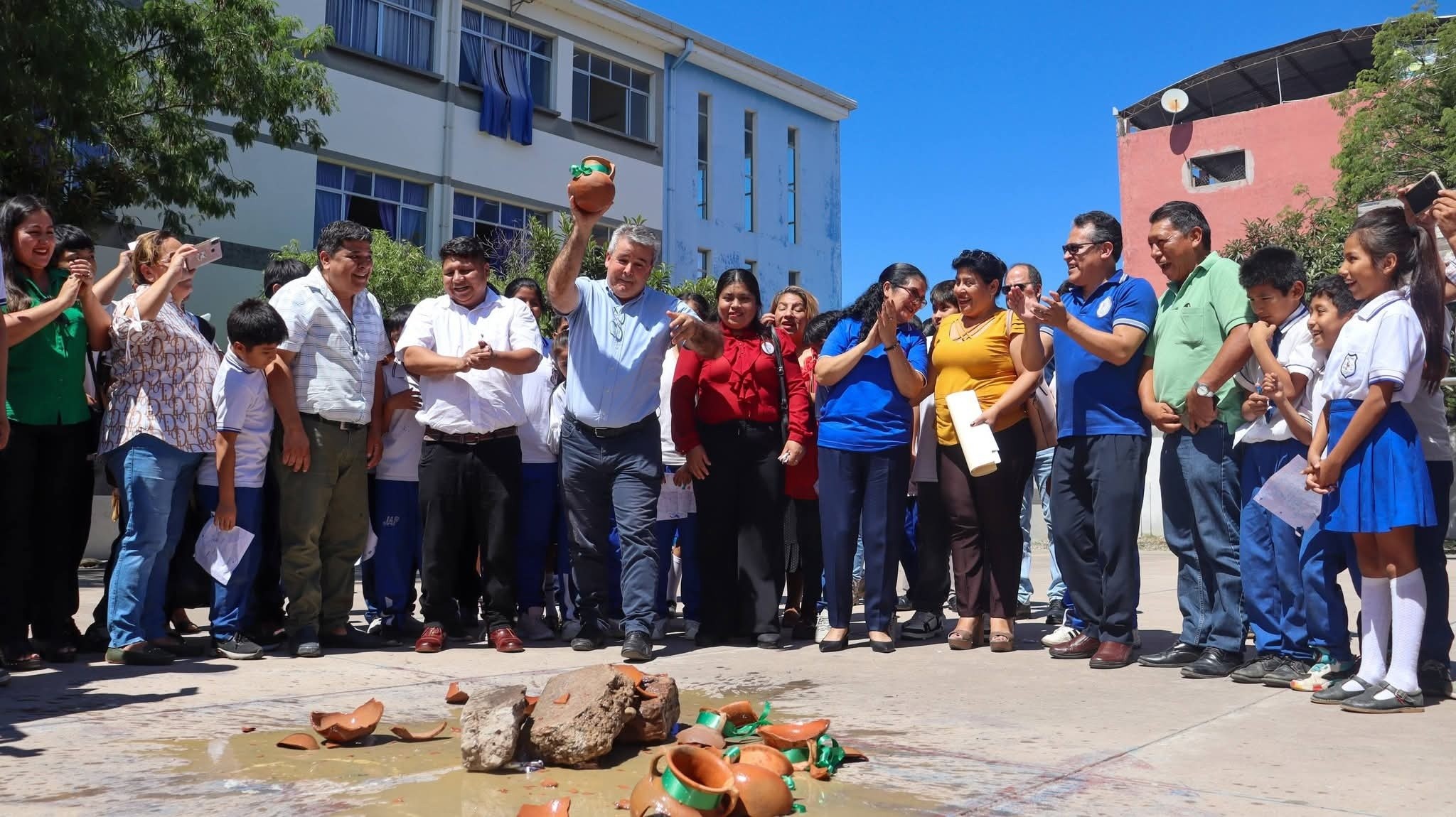 Alcalde Brú inicia construcción del coliseo en la U.E. Juana Azurduy de Padilla