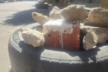 ALERTA EN LA PAZ: VECINOS HALLAN UN CELULAR OCULTO EN UN LADRILLO Y TEMEN QUE CASAS ESTÉN SIENDO VIGILADAS