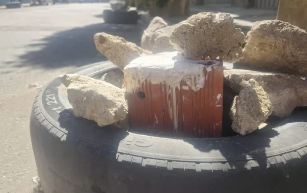 ALERTA EN LA PAZ: VECINOS HALLAN UN CELULAR OCULTO EN UN LADRILLO Y TEMEN QUE CASAS ESTÉN SIENDO VIGILADAS ALERTA EN LA PAZ: VECINOS HALLAN UN CELULAR OCULTO EN UN LADRILLO Y TEMEN QUE CASAS ESTÉN SIENDO VIGILADAS